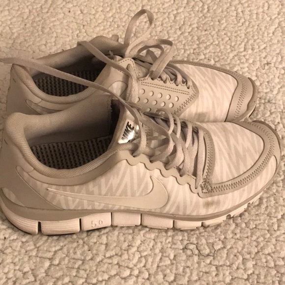 ✨White Nike Sneakers - Picture 4 of 4